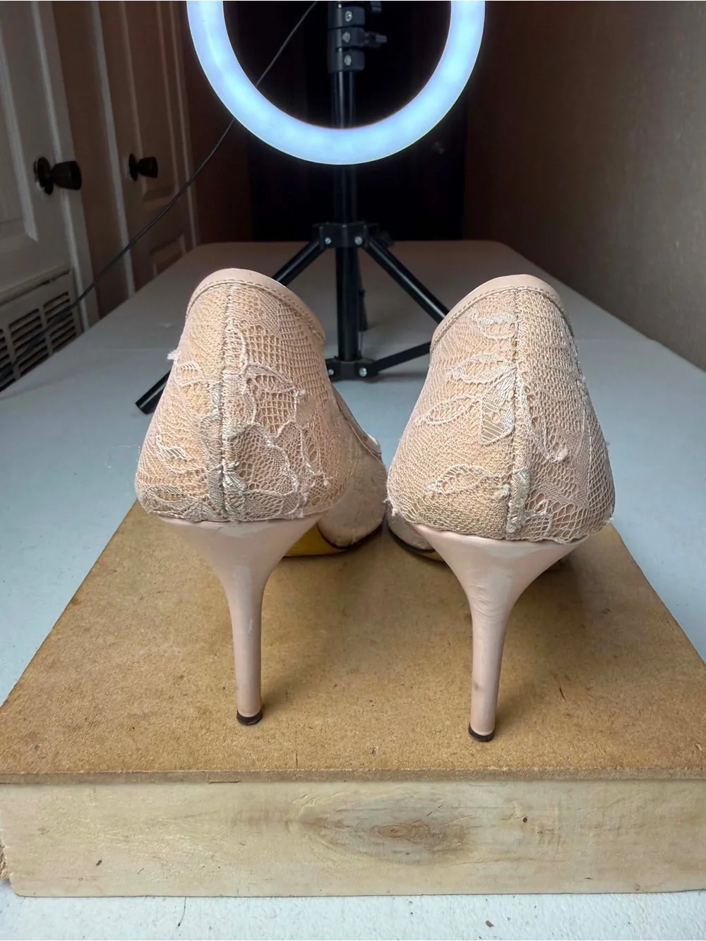 $640 Oscar de la Renta beige lace pumps Sz 38 / US 8